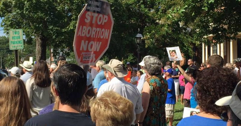 John Piper Leads Stirring Prayer, Part of Nationwide Planned Parenthood Protests