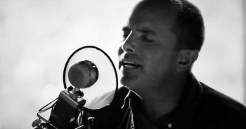 Chris Tomlin – ‘Jesus Loves Me’