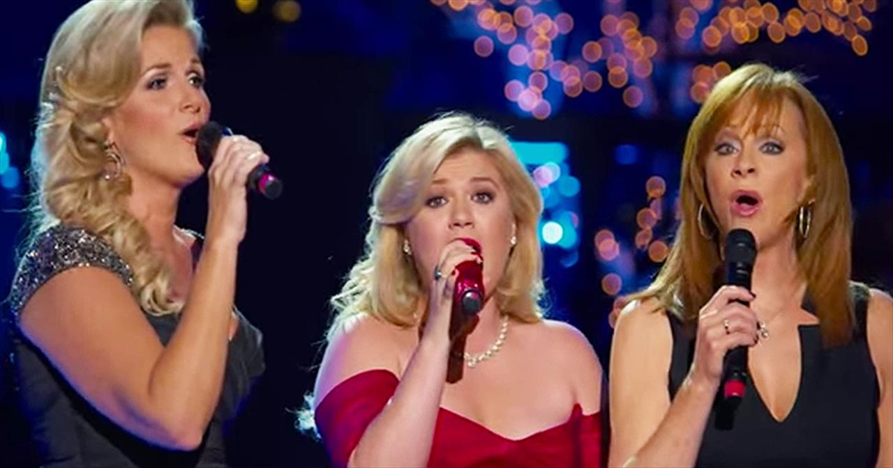 Kelly Clarkson, Trisha Yearwood and Reba McEntire Sing Beautiful Version Of ‘Silent Night’