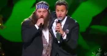 Willie Robertson And Luke Bryan Bring The LOLs With Their ‘Hairy Christmas’ Duet