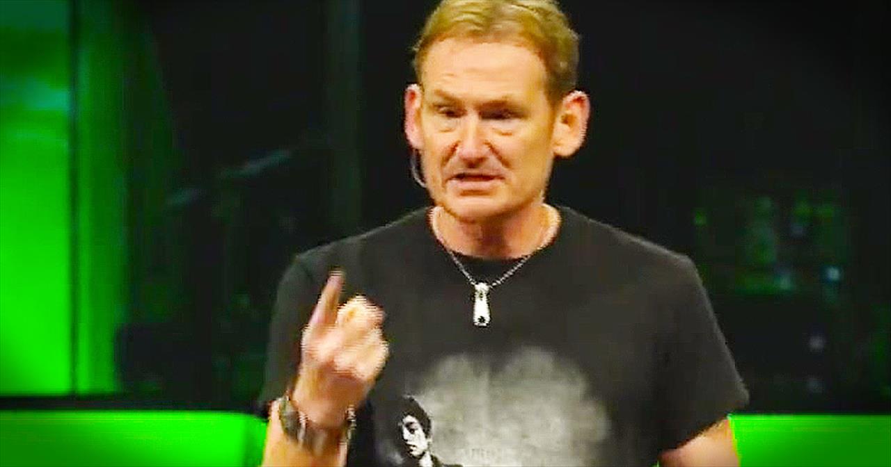 Hilarious+Comedian+Bob+Smiley+Explains+Why+He%e2%80%99s+Fallen+In+Love+With+The+Remote+Control+