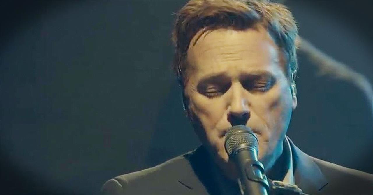 Michael W. Smith Gives All The Glory To The Lord With ‘I Lay Me Down