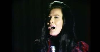 Loretta Lynn Brings Chills With ‘How Great Thou Art’