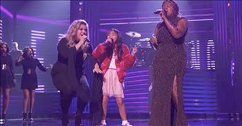 Kelly Clarkson Performs With Talent Show Finalists