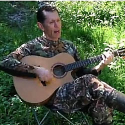 Duck Dynasty fan Tim Lovelace performs "I Can't Even Grow a Beard"